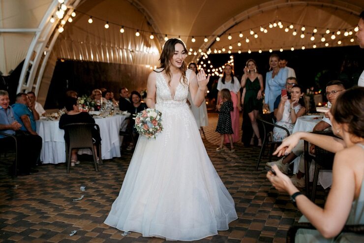 Singing Waiter Entertainment: Expert Insights for Planning a Memorable Wedding